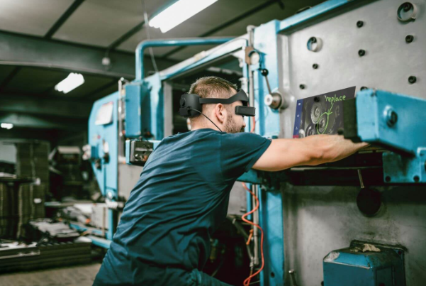 愛普生企業型智能眼鏡Moverio BT-45系列： 耐用輕巧，功能多樣的可穿戴AR頭顯