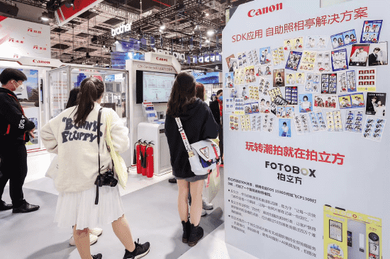 參展者等待體驗“自助拍照亭”