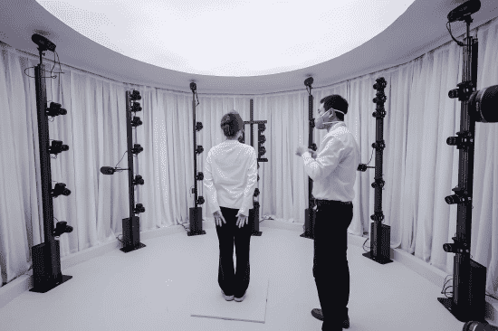 參觀者體驗3D建模拍攝解決方案，打造專屬模擬數字人