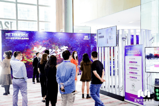 （現場觀眾在萬興科技展臺搶先體驗“視頻元宇宙”）